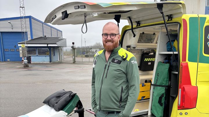 Niklas Holmberg, blivande ambulanssjukvårdare, uppskattar att utbildningen varvar teori och praktik.