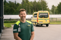 Manlig ambulanspersonal