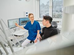 Tandvård, behandlare med ung vuxenpatient