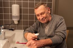 Bild som visar äldre person som borstar tänder