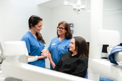 Folktandvården Utbildningskliniken vuxen tar emot patienter där studenter på Göteborgs Universitet utför bnehandlingen under överinseende av erfaren personal.