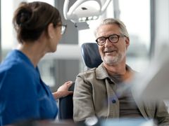 Äldre patient på besök hos Folktandvvården Västra Götaland.