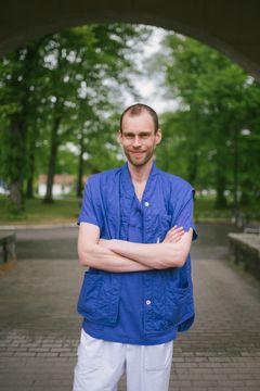 Specialistläkare Gustaf Hedin har även ett uppdrag som studierektor åt ST-läkare och försöker samordna deras utbildning så att den blir så bra som möjligt. ”I nuläget för vi mycket diskussion med Göteborg för att se vad av ST-läkarnas kliniska tjänstgöring som kan göras här på hemsjukhusen istället för på Sahlgrenska universitetssjukhuset.”