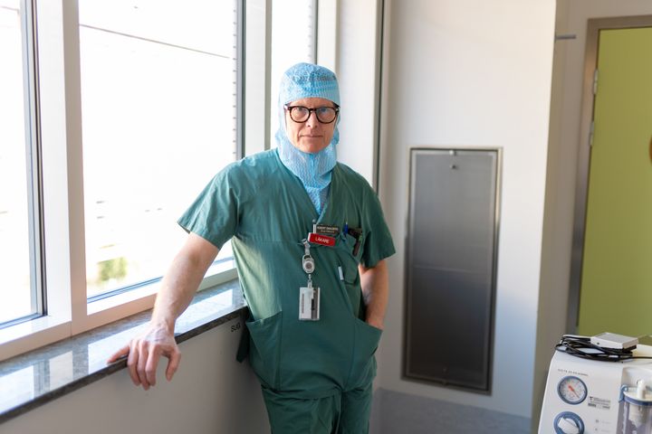 Kolorektalkirurgen Robert Dahlberg i Lidköping arbetar i en verksamhet som till stor del är relaterad till cancer, förutom mycket annat både stort och smått som kan behöva kirurgi.