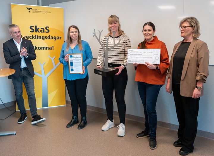 Sjukhusdirektör Stellan Ahlström applåderar vinnarna av SkaS utvecklingspris 2025. Från vänster: Linda Krona, Sofia Karlsson, Malin Lindblom och Susanne Björk-Engström.