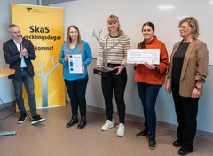 Sjukhusdirektör Stellan Ahlström applåderar vinnarna av SkaS utvecklingspris 2025. Från vänster: Linda Krona, Sofia Karlsson, Malin Lindblom och Susanne Björk-Engström.