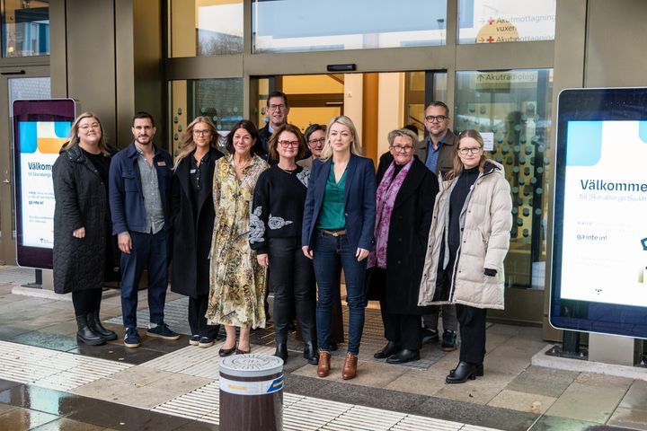 Skaraborgs Sjukhus och Skövde kommuns representanter gläds åt samarbetet. Från vänster i bild: Anna Dahlberg, välfärdsrådgivare, Skövde kommun, Bulent Demirbag, välfärdsrådgivare, Skövde kommun, Elin Ohlson, välfärdsrådgivare, Skövde kommun, Annette Trenge Jarlshammar, utvecklingschef och chefläkare, Skaraborgs Sjukhus, Jonas Engelbrektsson, sektorstrateg, Skövde kommun, Anna-Karin Skatt, styrelseordförande, Skaraborgs Sjukhus, Marie Ekman, 2:e vice ordförande vård- och omsorgsnämnden, Skövde kommun, Frida Nilsson, vice ordförande, Skaraborgs Sjukhus, Lotta Hjoberg, sektorchef, Skövde kommun, Anders Karlsson, vice ordförande vård- och omsorgsnämnden, Skövde kommun och Lene Lorentzen, ordförande vård- och omsorgsnämnden, Skövde kommun.