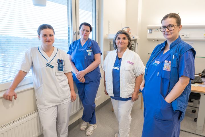 Från vänster: Ellen Gustafsson, Milihate Zekaj, Mahin Jahangasht och Malin Larsson arbetar vid gynekologimottagningen.