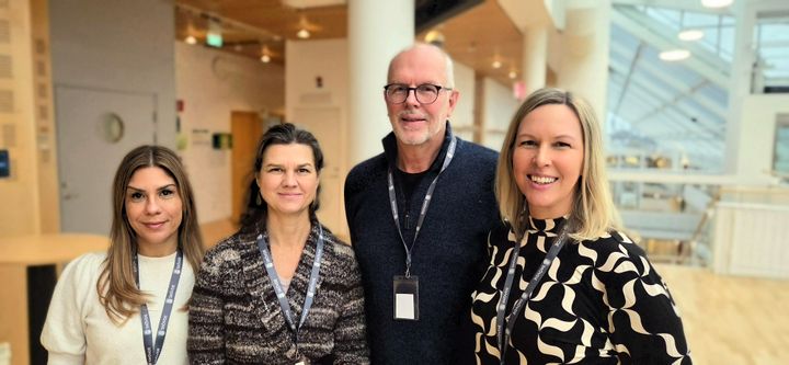 Det tvärprofessionella teamet från Skaraborgs Sjukhus består av Nilo Dalefalk, sjuksköterska, Wiebke Hagman, sjuksköterska, Jan Hallström, läkare, och Sara Tysk, undersköterska. Foto: Skövde kommun