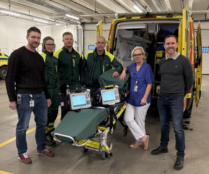 Från vänster: Andreas Granevik, ambulanssjuksköterska, Hanna Lundkvist, ambulanssjuksköterska, Simon Gustavsson, ambulanssjuksköterska, Stefan Johansson, ambulanssjuksköterska, Karin Frisén Kollberg, HLR-koordinator, och Pär Wennberg, forskningsledare FoUUI.