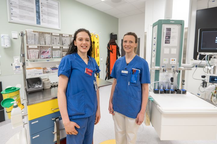 Katarina Šašić, ST-läkare akutsjukvård (vänster) och Elin Buhre, forskningssjuksköterska.