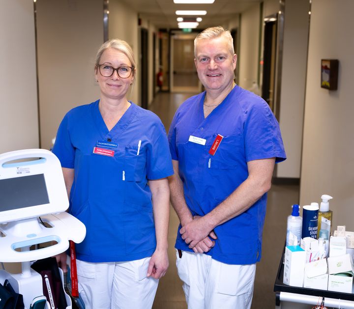 Anna Johansson, kontaktsjuksköterska/ stomiterapeut vid kirurgi- och urologimottagningen och Björn Frisk, överläkare vid kirurgkliniken.