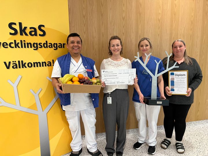 Neurologimottagningen fick ta emot utvecklingspriset 2026. Från vänster: Alex Aguirre, överläkare, enhetsansvarig läkare, Karin Kihlberg, enhetschef, Stina Åkesson, sektionsledare och specialistsjuksköterska och Tina Johansson, sekreterare.