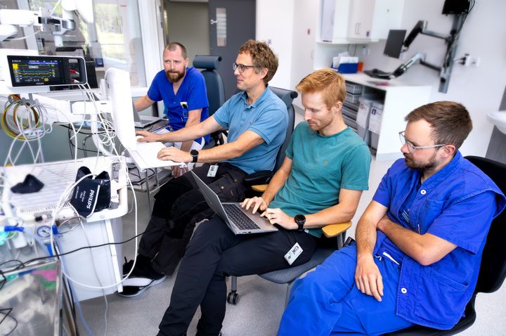 Johannes Paulsson (närmast), sjuksköterska IVA, Erik Hjertonsson, specialistläkare IVA, Andreas Thorén, läkare IVA och Håvard Hoel, sjuksköterska IVA, testar det nya systemet för dokumentation och övervakning av patienter.