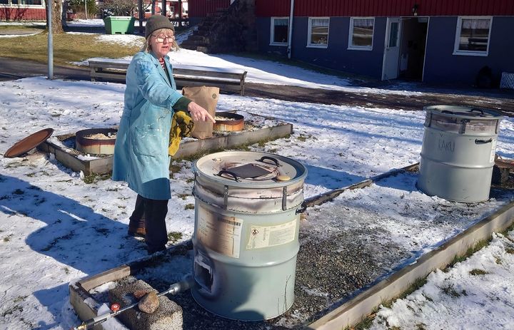 – Flera av våra deltagare tycker att folkhögskolan fungerar som en fristad, särskilt under de kreativa lektionerna. Därför fick utställningen namnet En fristad i Fristad, berättar Maria Hindström, keramiklärare på Fristads folkhögskola.