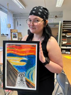 Folkhögskoledeltagaren Eric Lundh medverkar på En fristad i Fristad med en parafras på Edvard Munchs Skriet. Foto: Maria Hindström.