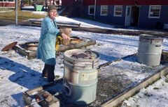 – Flera av våra deltagare tycker att folkhögskolan fungerar som en fristad, särskilt under de kreativa lektionerna. Därför fick utställningen namnet En fristad i Fristad, berättar Maria Hindström, keramiklärare på Fristads folkhögskola.