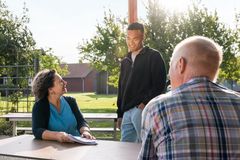Folkhögskola skiljer sig en del från traditionell undervisning, med studier i små grupper. Här syns deltagare från Vara folkhögskola.