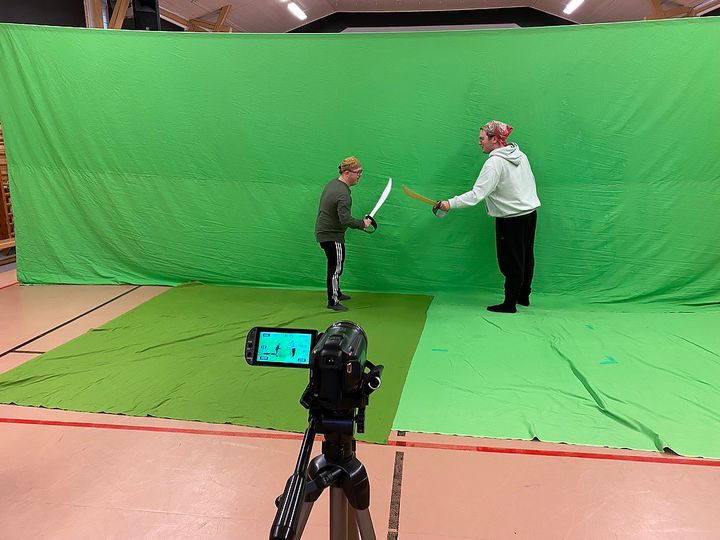 Inspelning av kortfilmen Piratens skatt på Fristads folkhögskola. Simon Klasson och Hugo Johansson använder sig av en green screen för att kunna förverkliga sitt manus