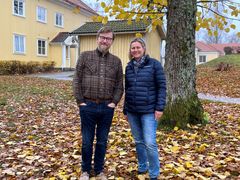 – Genom att arbeta tillsammans kan vi göra skillnad, säger Johannes Huss, biträdande rektor på Dalslands folkhögskola. Med på bilden syns också Eva Jantzen, som varit processledare under för platsutvecklingsprojektet Vårt Färgelanda.