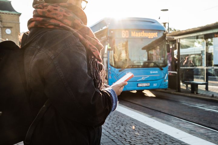 Personer som väntar på bussen