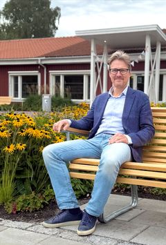 Fredrik Hellsten framför Fristads folkhögskola.