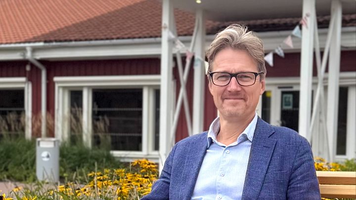 Fredrik Hellsten framför Fristads folkhögskola.
