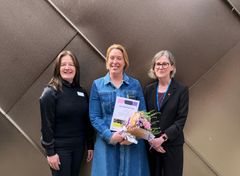 På bilden: Malin Bergsten, rektor Naturbruksskolan Svenljunga, Agneta Larsson, pristagare Naturbruksskolan Svenljunga, Maria Adrell (V), ordförande i personalutskottets presidium