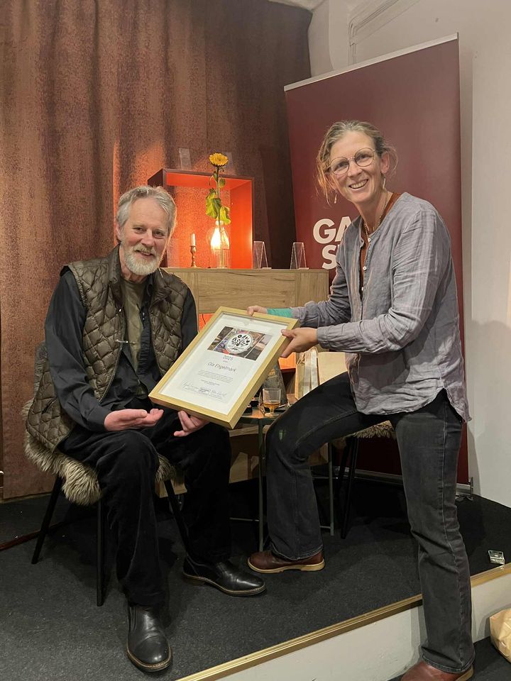 Ellen Nystedt, ordförande Skogens mångbruk, delar ut priset Åretst mångbruk till Ola Engelmark