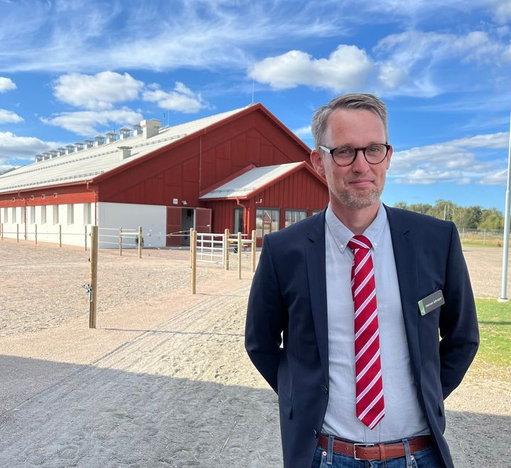Rektor Herman Johnsson framför Axevalla hästcentrum