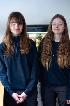 Gymnasieeleverna Signe Wendin och Alvira Loft, som går andra året på djurvård, får lära sig om skötsel och bevarande av amfibier och reptiler.