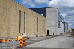 tegelfasad under byggnation