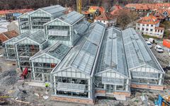 Drönarbild över den färdiga delen av nya växthus i Göteborgs botaniska trädgård. Arbete pågår inne i växthusen, runt växthusen och platsen förbereds för etapp 3.