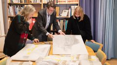 Konservator Ann-Charlott Öberg, museichef Peter Johansson och Eva Goffe, enhetschef utställningar, går igenom bilder och texter till utställningen om den försvunna staden Brätte.