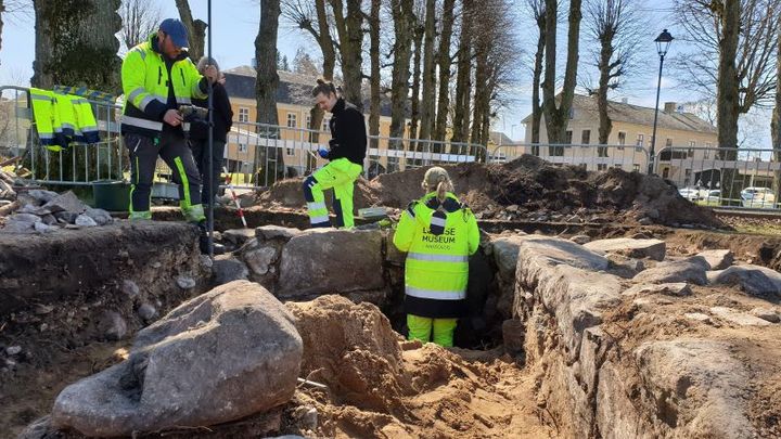 Stenfundamentet till Åmåls medeltida kyrka hittades vid en arkeologisk undersökning våren 2023.