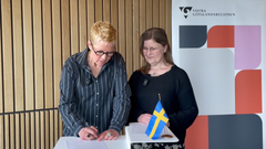 Katti Hoflin, kulturchef i Västra Götalandsregionen, undertecknar EFFE Seals överenskommelse. VGR tas upp i festivalgemenskapen EFFE Seal den 14 maj 2024. Till höger Carita Forslund som arbetar med festivalutveckling på VGR:s kulturförvaltning.