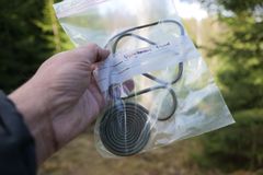 Spiral i påse, glasögonformat spänne