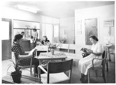 Väntrum på kirurgiska polikliniken i Lundby, 1950-tal.