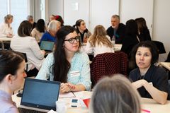 Runt bordet i förgrunden sitter Michaela Sandström, LaSSe brukarstöd, Sara Svensson, Nationell Samverkan för Psykisk Hälsa och Charlotta Sundin Andersson, Kunskapsstöd psykisk hälsa, Regionhälsan