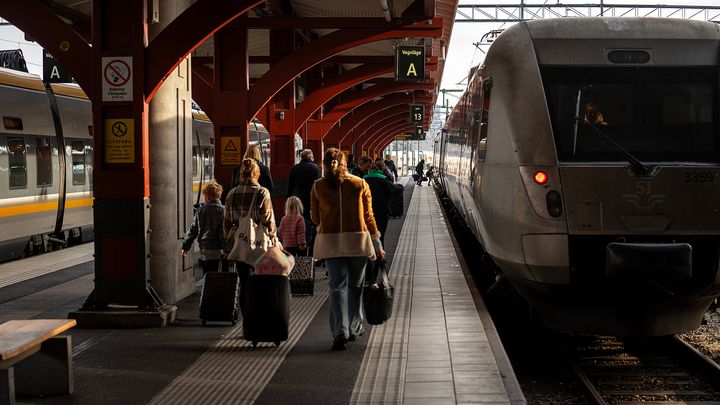 Bild på resenärer på perrongen på Göteborgs centralstation.