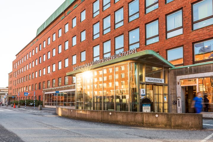 Bild på Sahlgrenskas huvudentré i Göteborg.