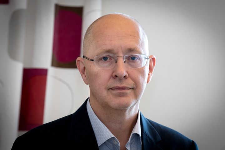 Bild på Jonas framifrån, han tittar in i kameran.