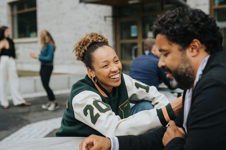 Kvinna och man utanför skolbyggnad