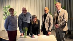 Från vänster: Anne Svensson (regionutvecklare VGR), Jan-Ola Nolin (ordförande Social ekonomi Sjuhärad), Pia Svanqvist (ordförande Göteborgsregionens sociala ekonomi), Alex Bergström (ordförande VGR:s kulturnämnd) och Carl Forsberg (1:e vice ordförande VGR:s kulturnämnd).