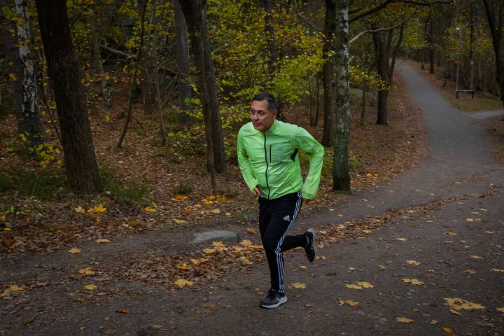 Man som joggar i motionsspår.