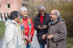 Bild på en grupp äldre människor som står utomhus