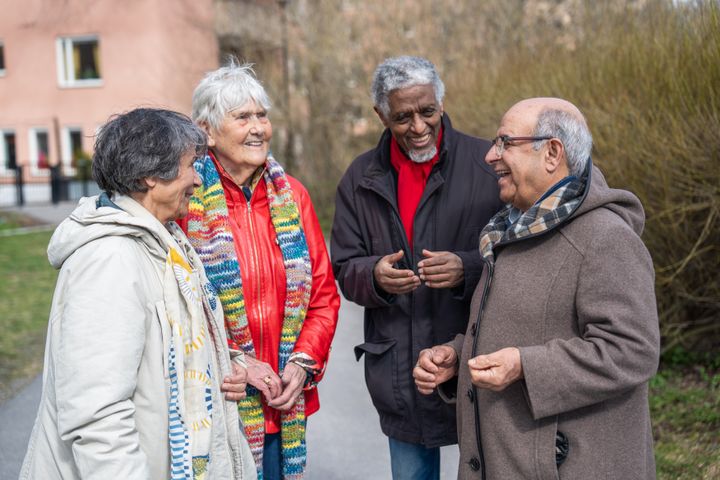 Bild på en grupp äldre människor som står utomhus