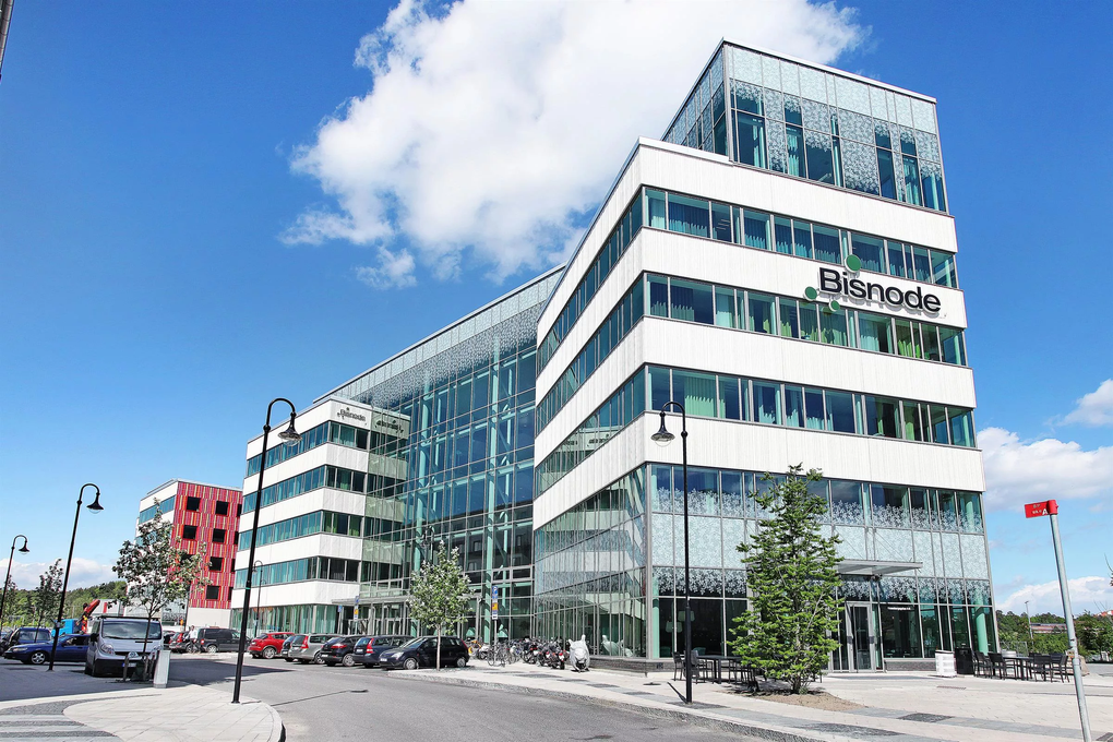 Modern kontorsbyggnad i Solna (Rosenborg 3) med vit fasad och stora glaspartier.