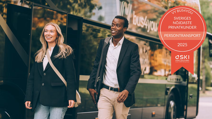 Bild på två glada personer som går framför en Vy bus4you-buss. En utmärkelse från SKI syns för Sveriges nöjdaste privatkunder inom persontransport 2025.