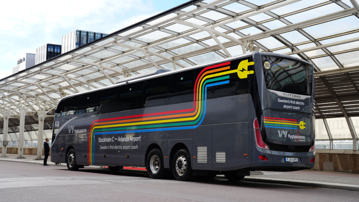 En elektrisk buss från Vy flygbussarna står vid Cityterminalen i Stockholm
